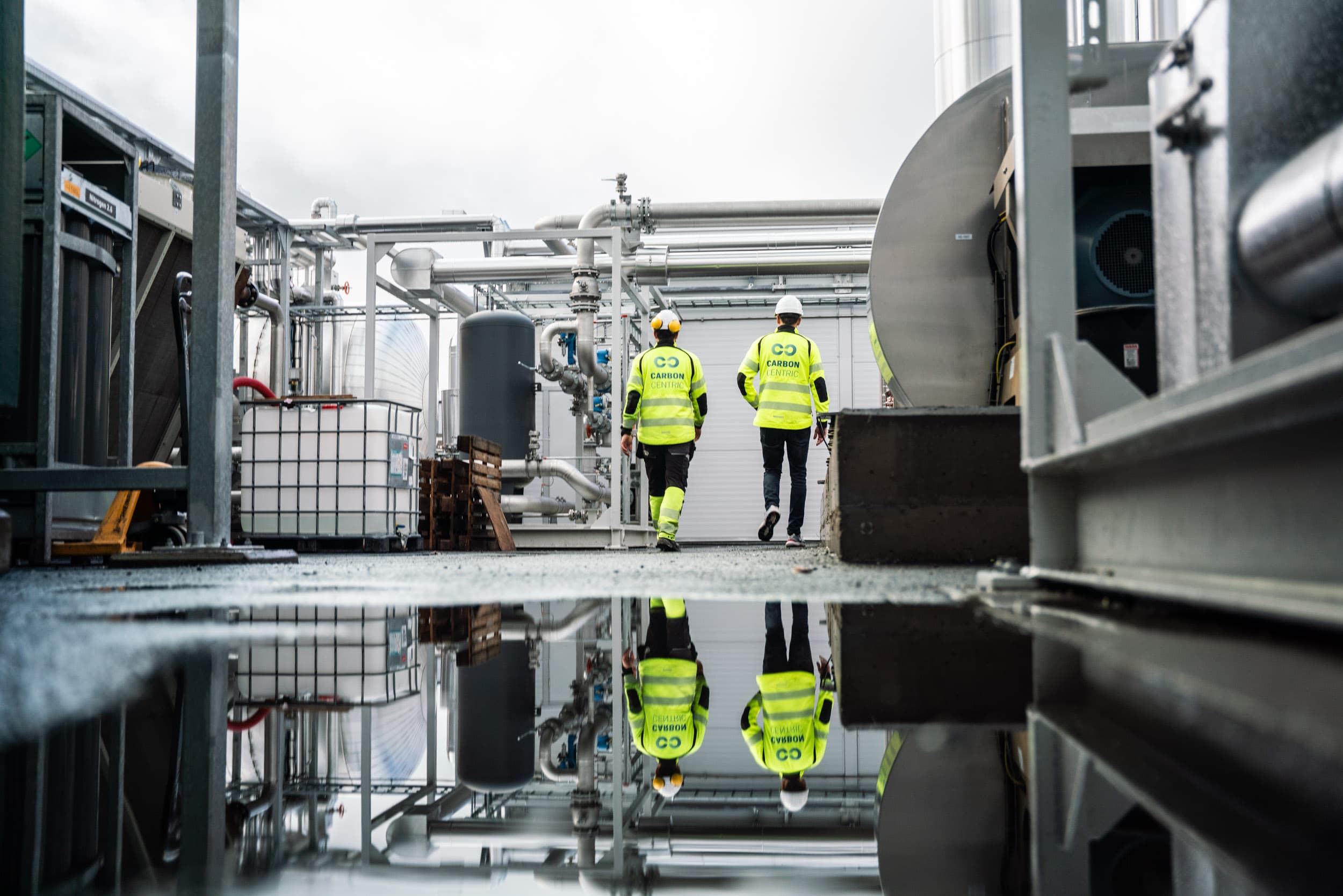To Carbon Centric-ansatte på anlegget i Rakkestad