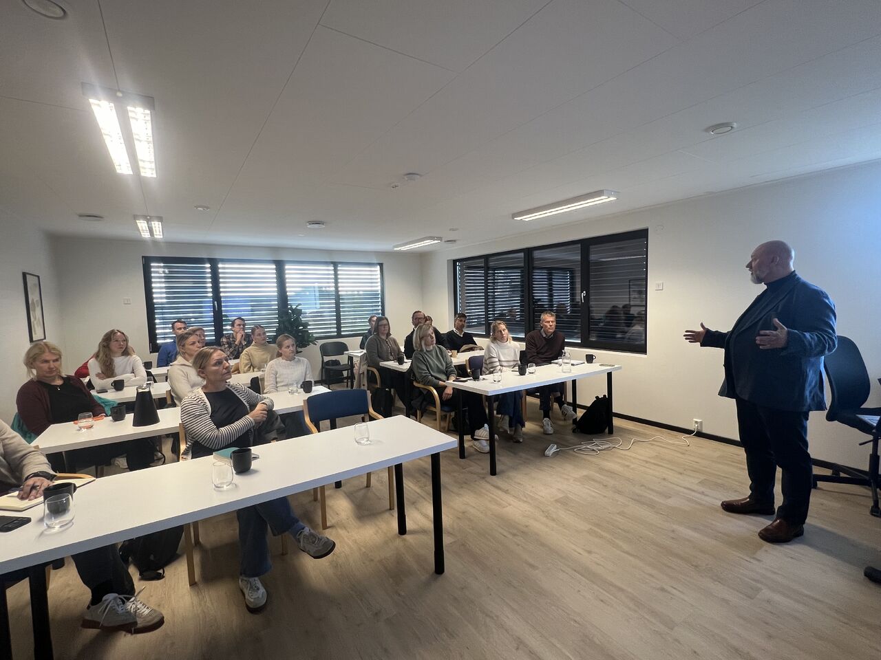 Deloitte presenterer for deltakerne på fagdagen i Rakkestad
